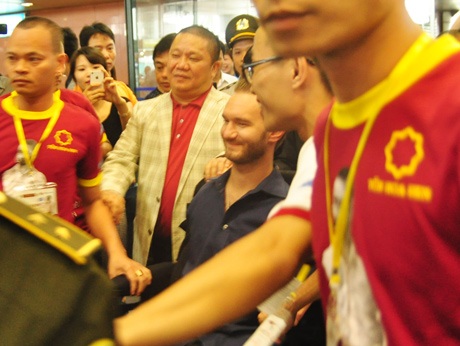 Nick Vujicic xuất hiện tại sân bay Nội Bài trong sự hộ tống của đông đảo lực lượng an ninh.