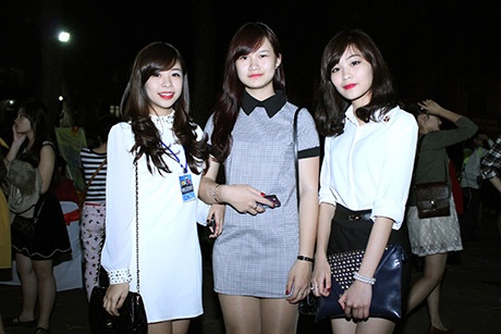 Các bạn trẻ thích thú chụp ảnh lưu niệm