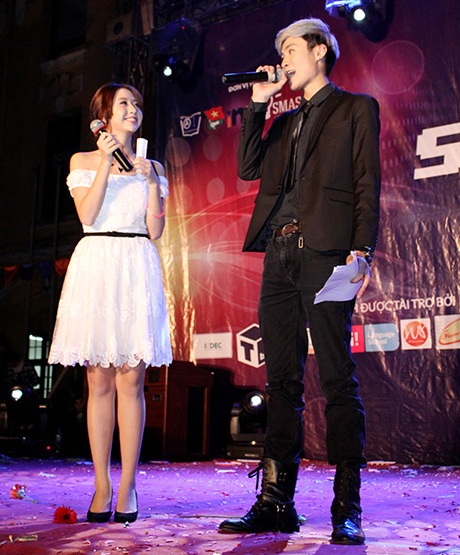 Cùng với Vương Anh Ole dẫn dắt chương trình