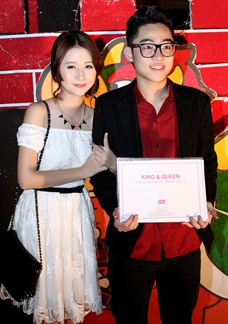 An Japan cũng diện váy trắng đến dự tiệc của trường