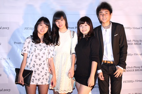 Tạo dáng với background chương trình