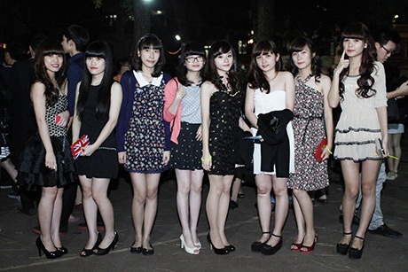 Tiệc cuối năm cũng là dịp các cô gái trường Phan Đình Phùng đua nhau mặc đẹp