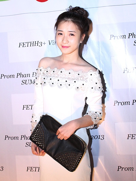 An Japan cũng diện váy trắng đến dự tiệc của trường
