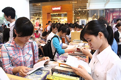 Giới trẻ háo hức đọc sách miễn phí tại Hà Nội - 1 Các gian sách luôn tấp nập khách ghé thăm