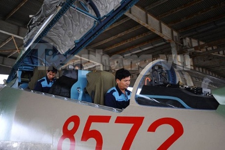 Kiểm tra khoang lái.