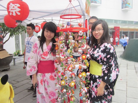 Các bạn trẻ thích thú với trang phục Kimono