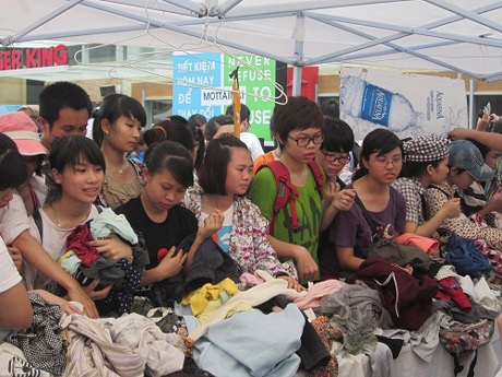 Các gian hàng đổi đồ chật kín người dù trời nắng nóng