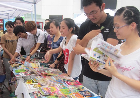 Sách và giáo trình là những món đồ được trao đổi nhiều