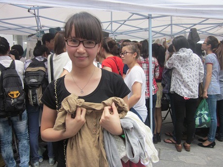 Một nữ sinh thích thú với món đồ vừa đổi được