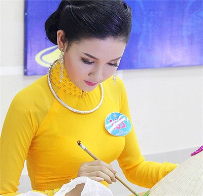 Người đẹp xứ dừa bay bổng với áo dài dân tộc - 8 Nữ sinh này từng đoạt Á khôi 1 cuộc thi Người đẹp xứ dừa và danh hiệu Người mặc áo dài đẹp nhất.