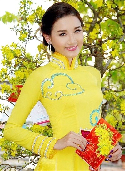 Người đẹp xứ dừa bay bổng với áo dài dân tộc - 7 Nữ sinh này từng đoạt Á khôi 1 cuộc thi Người đẹp xứ dừa và danh hiệu Người mặc áo dài đẹp nhất.