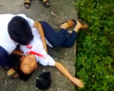 Xôn xao clip nam sinh cấp 2 đổ gục vì “phê” thuốc lào - 2 Cần tới sự giúp đỡ của bạn bè.