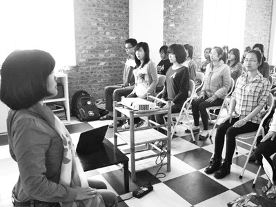 Chuyện lạ cô gái bị ung thư vú - 3 Chị Thương hướng dẫn các tình nguyện viên học các bài thể dục phục hồi chức năng .