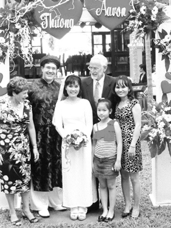 Chuyện lạ cô gái bị ung thư vú - 2 Khánh Thương hạnh phúc bên chồng trong ngày cưới.