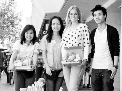 Chuyện lạ cô gái bị ung thư vú - 1 Khánh Thương (bên trái) tại phong trào gây quỹ cho bệnh nhân ung thư ở Úc.