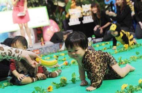 các phụ huynh ra sức dùng hoa quả