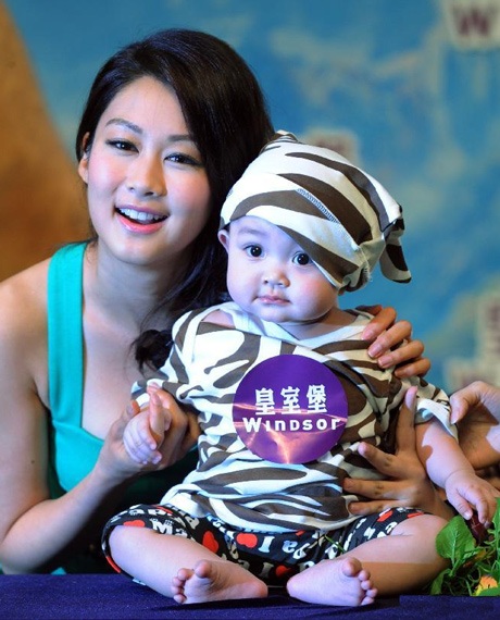 Chân dung một em bé giành chiến thắng ở cuộc thi bò.