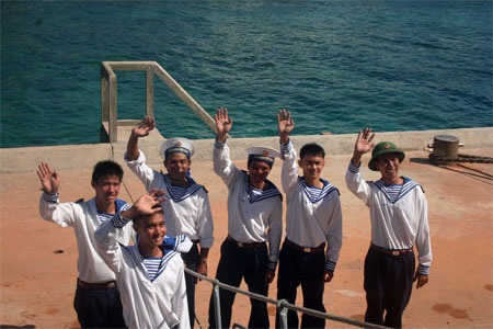 Trung ương Đoàn tuyển chọn 10 thanh niên tiêu biểu đi Trường Sa - 1 Lính đảo Trường Sa và niềm vui khi được đón những vị khách từ đất liền ra thăm.