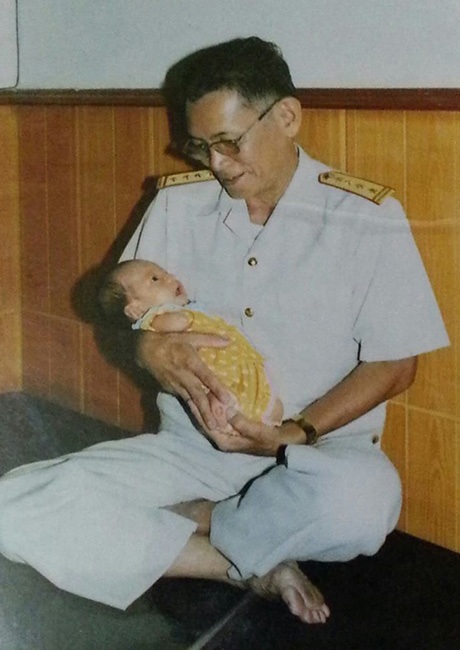 Em bé không tay chân mong gặp Vujicic gây xúc động dân mạng - 6 Ông nội bé Linh Chi, người đã nhiễm chất độc màu da cam trong chiến trường Khe Sanh.