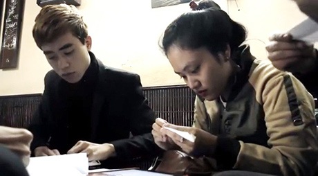 Clip ứa nước mắt giới trẻ làm về "bác trưởng thôn" Văn Hiệp - 2 Bạn trẻ Hà thành quây quần bên nhau chuẩn bị cho buổi thả hoa đăng