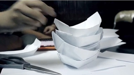 Clip ứa nước mắt giới trẻ làm về "bác trưởng thôn" Văn Hiệp - 3 Bạn trẻ Hà thành quây quần bên nhau chuẩn bị cho buổi thả hoa đăng