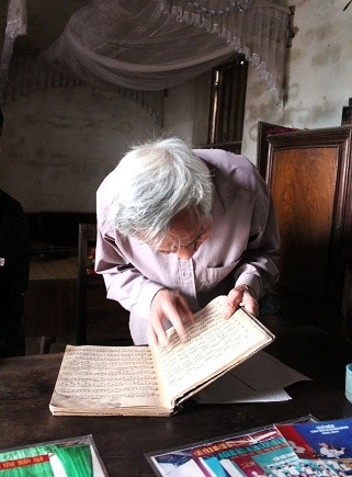 Những bản nhạc được ông lưu giữ mấy chục năm nay.