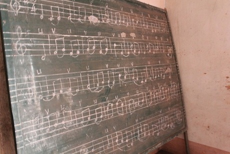 Ngôi nhà bình dị, đơn sơ là nơi cất lên tiếng đàn của bao thế hệ học trò