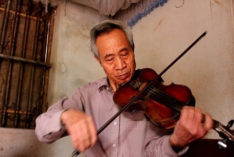 Ông Nguyễn Hữu Đưa, đã 80 tuổi, nhưng hàng ngày vẫn mải mê với những bản nhạc