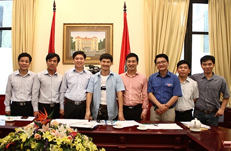 "Cây hài" Xuân Bắc đại diện tuổi trẻ VN ra thăm Trường Sa - 2 Nghệ sĩ Xuân Bắc cùng với các chỉ huy trên chuyến tàu