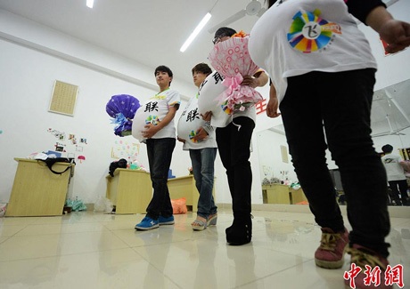 Thú vị nam sinh đeo bụng bầu, đi giày cao gót