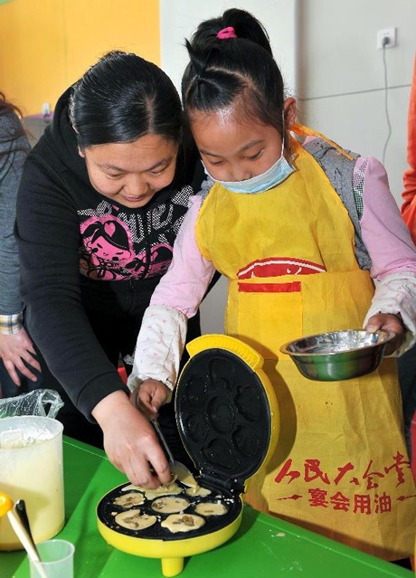 Các em nhỏ học cách làm bánh với mẹ