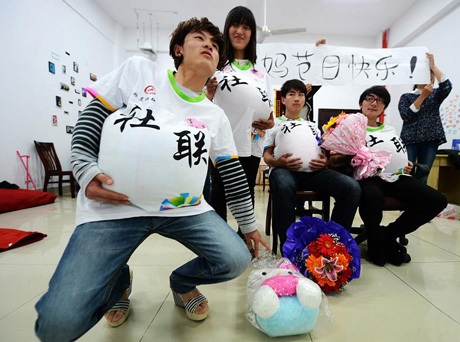 Thậm chí có nam sinh mệt mỏi không chịu nổi.