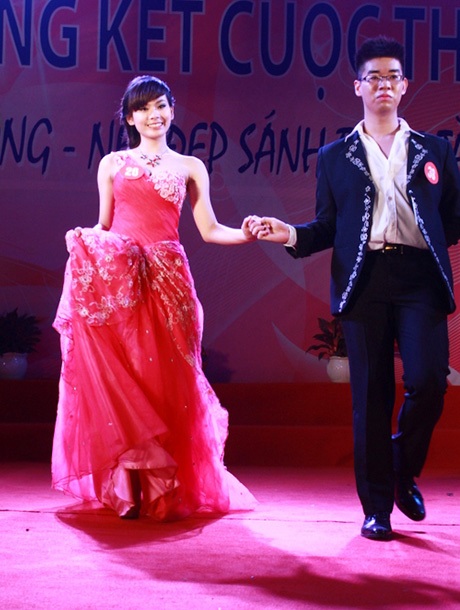 Lộ diện Hoa khôi và Hoa vương ĐH Y tế công cộng - 10 Phần trình diễn dạ hội nhiều màu sắc và sáng tạo
