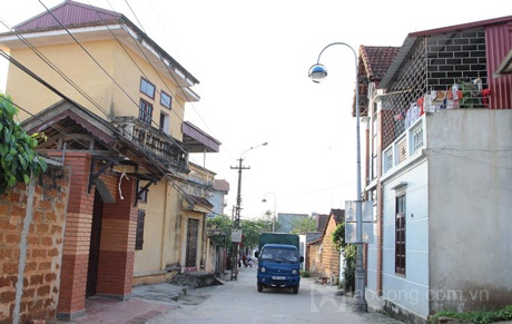 Những hình ảnh bất ngờ, trớ trêu ở làng cổ Đường Lâm - 16 Từ mọi góc nhìn, từ đường làng ngõ xóm, rất hiện đại, như một phố thị! Còn gì là làng cổ nữa không?