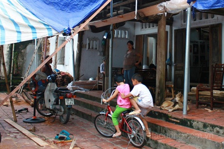 Những hình ảnh bất ngờ, trớ trêu ở làng cổ Đường Lâm - 7 Những hình ảnh bất ngờ, trớ trêu ở làng cổ Đường Lâm