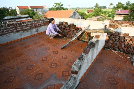 Những hình ảnh bất ngờ, trớ trêu ở làng cổ Đường Lâm - 1 Những hình ảnh bất ngờ, trớ trêu ở làng cổ Đường Lâm