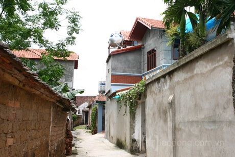 Những hình ảnh bất ngờ, trớ trêu ở làng cổ Đường Lâm - 12 Từ mọi góc nhìn, từ đường làng ngõ xóm, rất hiện đại, như một phố thị! Còn gì là làng cổ nữa không?