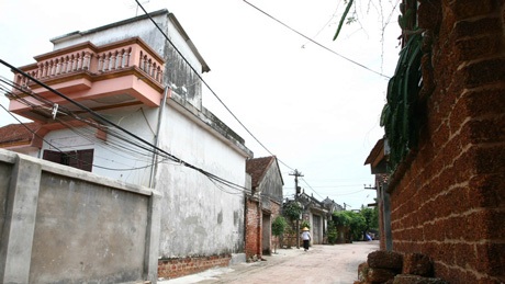Những hình ảnh bất ngờ, trớ trêu ở làng cổ Đường Lâm - 15 Từ mọi góc nhìn, từ đường làng ngõ xóm, rất hiện đại, như một phố thị! Còn gì là làng cổ nữa không?