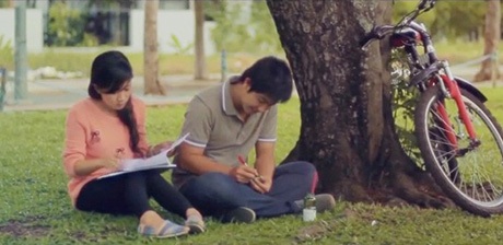 Clip chuyện tình cảm động của chàng trai trẻ và cô gái câm - 6 Nguyên tìm học ngôn ngữ ký hiệu để trò chuyện với Thảo. Và