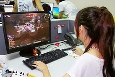 Bi hài mẹ trẻ bỏ con, không bỏ game