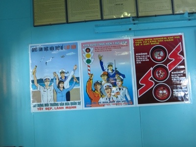 Có gì bên trong một nhà giàn giữa Biển Đông? - 5 Tranh cổ động cho các nhiệm vụ trên nhà giàn.