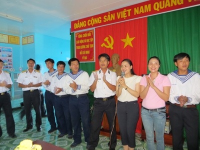 Có gì bên trong một nhà giàn giữa Biển Đông? - 13 Chủ và khách cùng hát vang bài “Đời mình là một khúc quân hành”.