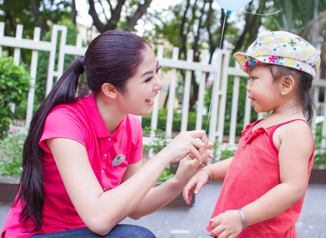 Hoa hậu Ngọc Hân cùng bạn trẻ Sài thành kêu gọi ủng hộ “sống xanh” - 8 Và cùng vui chơi với các em thiếu nhi.