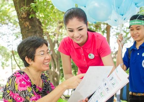 Hoa hậu Ngọc Hân cùng bạn trẻ Sài thành kêu gọi ủng hộ “sống xanh” - 7 Và cùng vui chơi với các em thiếu nhi.