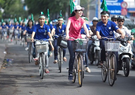 Hoa hậu Ngọc Hân cùng bạn trẻ Sài thành kêu gọi ủng hộ “sống xanh” - 4 Tại công viên 23/9, Ngọc Hân tuyên truyền mọi người về lợi ích của việc giữ gìn môi trường sống