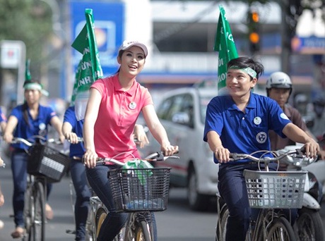 Hoa hậu Ngọc Hân cùng bạn trẻ Sài thành kêu gọi ủng hộ “sống xanh” - 5 Tại công viên 23/9, Ngọc Hân tuyên truyền mọi người về lợi ích của việc giữ gìn môi trường sống