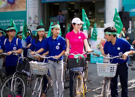 Hoa hậu Ngọc Hân cùng bạn trẻ Sài thành kêu gọi ủng hộ “sống xanh” - 3 Và cùng đạp xe tuyên truyền bảo vệ môi trường