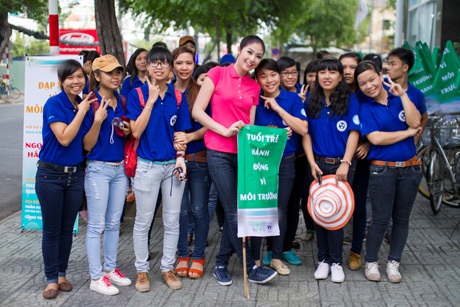Hoa hậu Ngọc Hân cùng bạn trẻ Sài thành kêu gọi ủng hộ “sống xanh” - 14 Chụp ảnh lưu niệm với các bạn SV.
