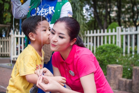 Hoa hậu Ngọc Hân cùng bạn trẻ Sài thành kêu gọi ủng hộ “sống xanh” - 10 Cùng lưu lại kỷ niệm tại chương trình cùng các vị khách mời