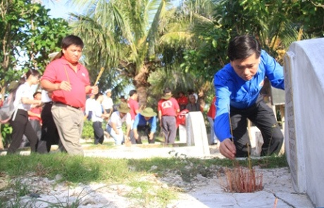 Bí thư TƯ Đoàn Nguyễn Long Hải thắp hương tưởng niệm các chiến sỹ hy sinh trên đảo Nam Yết.